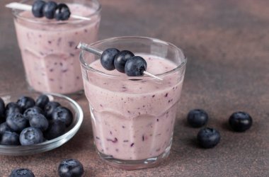 Kahverengi arka planda iki bardak yaban mersinli ev yapımı smoothie.