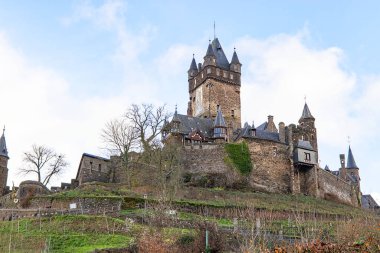 Reichsburg Kalesi, Moselle 'deki Alman Cochem kasabasındaki bir üzüm bağının üzerinde, bir kaleyle çevrili, yüksek katlı bir kaledir.