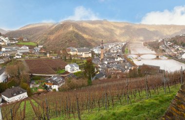 Almanya 'da, Reichsburg şatosunun tepesinden Cochem ve Moselle Nehri' nin manzarası