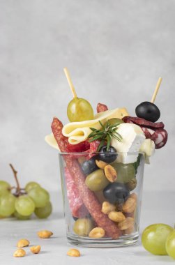 Meksika usulü tortilla quesadilla ile hindi, peynir ve domates sosu.