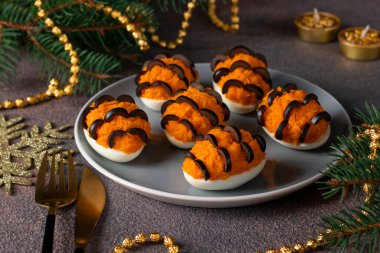 Balık ciğeri ve havuç ile doldurulmuş yumurtadan yapılmış kaplan aperatifi.