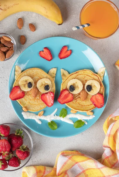 Clătite Formă Bufniță Căpșuni Banane Migdale Mic Dejun Creativ Pentru — Fotografie, imagine de stoc
