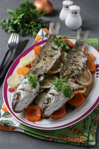 Tabakta Servis Edilen Sebze Baharat Limonla Pişirilmiş Tekir Balığı — Stok fotoğraf