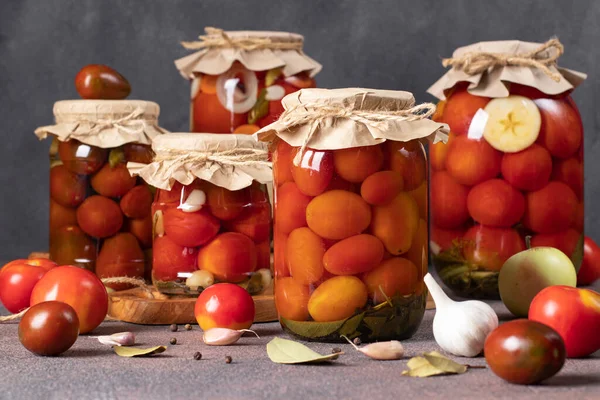 Diferentes Tipos Tomates Enlatados Con Zanahoria Manzanas Rábano Picante Ajo —  Fotos de Stock