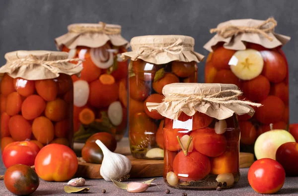 Varios Tipos Tomates Enlatados Con Zanahoria Manzanas Rábano Picante Ajo —  Fotos de Stock