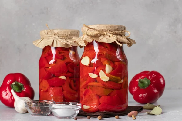 Πικάντικες Γλυκές Πιπεριές Σκόρδο Δύο Γυάλινα Βάζα Ανοιχτό Γκρι Φόντο — Φωτογραφία Αρχείου