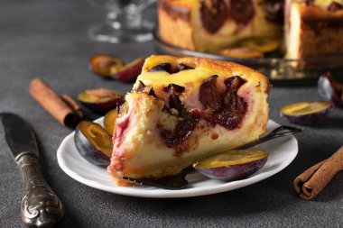 Erikli ve tarçınlı Fransız turtası, gri arka planda bir tabakta yemeye hazır, yakın plan.