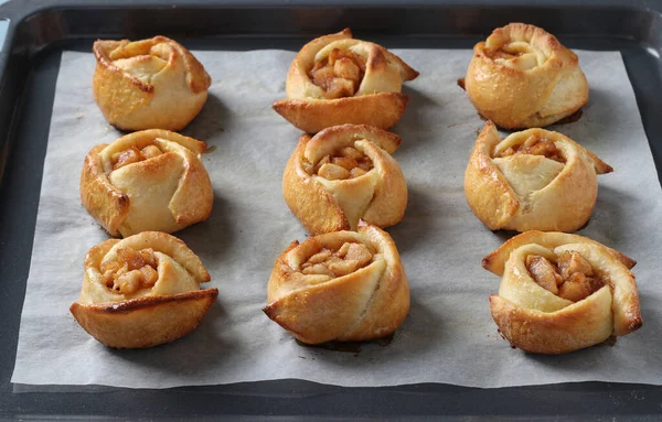 面包上有苹果和玫瑰形式的肉桂 放在烤纸上 叫做Closeup — 图库照片