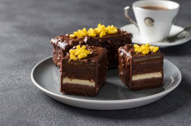 Mangolu çikolatalı bademli brownie ve tutkulu meyve reçeli. Gri tabakta çikolata jöleli.