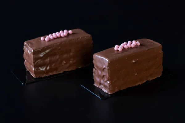 Două Deserturi Ciocolată Mousse Cremă Ciocolată Marmeladă Zmeură Acoperite Glazura — Fotografie, imagine de stoc