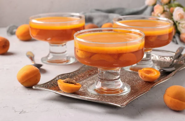 Frisches Aprikosengelee Drei Transparenten Tassen Auf Metalltablett Auf Hellgrauem Hintergrund — Stockfoto