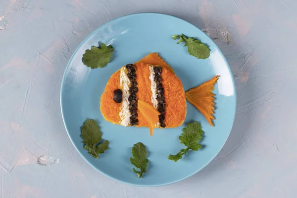 Сэндвич Детей Форме Рыбы Яйцом Морковью Оливками Вид Сверху — стоковое фото