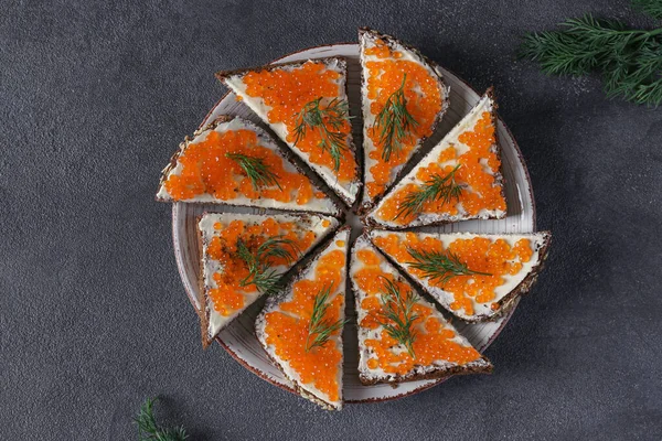 Домашні Бутерброди Червоною Ікрою Житньому Хлібі Тарілці Сірому Фоні Вид — стокове фото