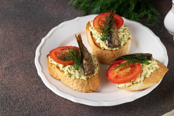 Sandvișuri Șobolani Brânză Roșii Placă Albă Masa Maro — Fotografie, imagine de stoc