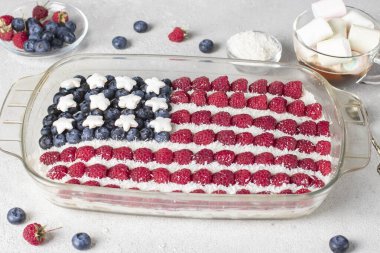 Ahududu, yaban mersini, marşmelov, hindistan cevizi gevreği ve kremalı Amerikan bayrağı şeklinde vatansever bir tatlı. Bağımsızlık Günü