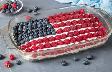 Amerikan bayrağı şeklinde ahududu, yaban mersini, kurabiye ve krem şantili vatansever bir tatlı. ABD Bağımsızlık Günü. Kapat.