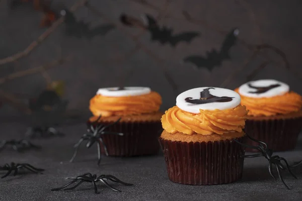 stock image Bright sweet cupcakes with crem for Halloween celebration on a brown background