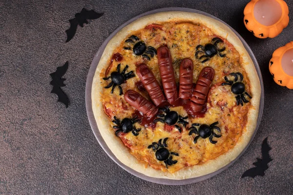 Pizza Halloween Degete Cârnați Păianjeni Fundal Maro Vedere Sus — Fotografie, imagine de stoc