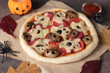 Peynirli hayaletler ve kafatası mantarlı Cadılar Bayramı pizzası.