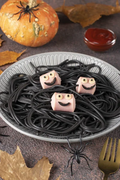 Amuzant Păianjeni Spaghete Negre Cârnați Idee Prânz Pentru Copii Halloween — Fotografie, imagine de stoc