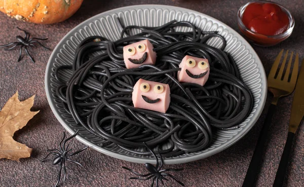 Amuzant Păianjeni Spaghete Negre Cârnați Idee Mic Dejun Sau Prânz — Fotografie, imagine de stoc
