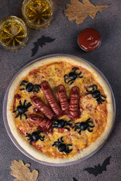 Pizza Halloween Con Dedos Salchicha Arañas Sobre Fondo Marrón Idea Imagen de stock
