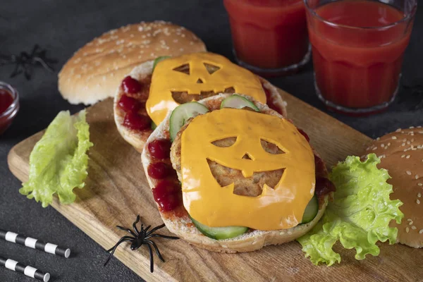 Doi Burgeri Pui Monstru Amuzant Brânză Prăjită Ketchup Castravete Mâncare — Fotografie, imagine de stoc