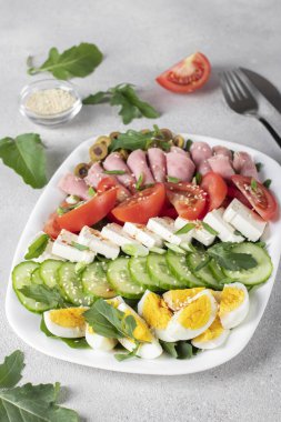 Jambonlu, peynirli, salatalı, domatesli, zeytinli ve yumurtalı sağlıklı salata. Ketogenik öğle yemeği