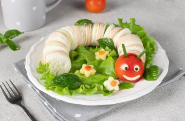 Çocuklar için sosisli ve peynirli komik tırtıl sandviçi. Öğle yemeği, yakın çekim.