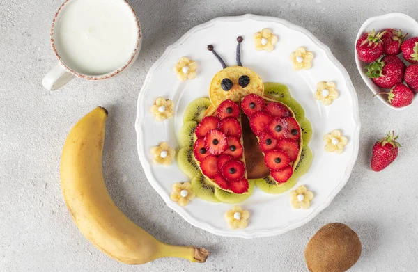 Clătite Amuzante Sub Formă Buburuză Căpșuni Banane Kiwi Pentru Micul — Fotografie, imagine de stoc