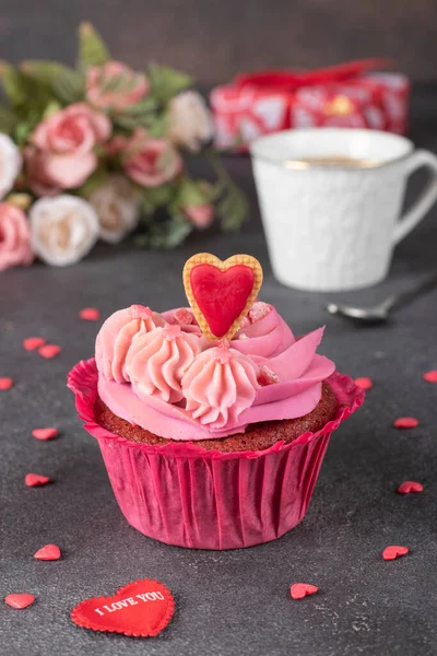 红色天鹅绒蛋糕 装饰有粉红奶油和饼干心 还有一杯咖啡 — 图库照片