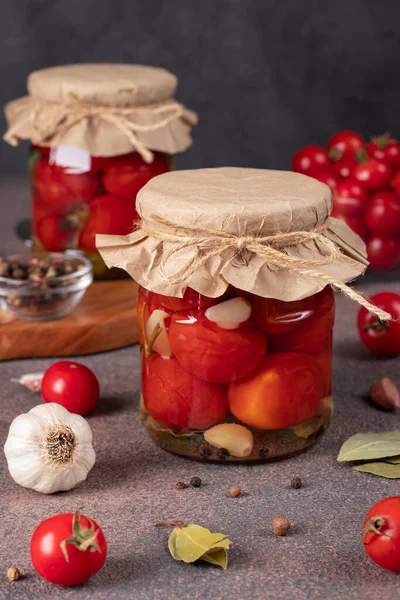 Tomates Cherry Escabeche Con Ajo Dos Frascos Vidrio Sobre Fondo —  Fotos de Stock