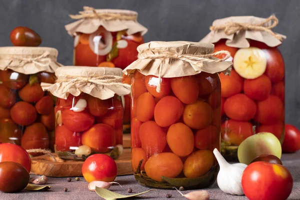 Διάφορα Είδη Κονσερβοποιημένων Ντοματών Καρότο Μήλα Χρένο Σκόρδο Και Καυτερή — Φωτογραφία Αρχείου