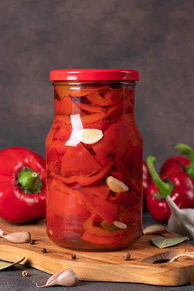 Pickled Sweet Peppers Garlic Glass Jar Brown Background —  Fotos de Stock