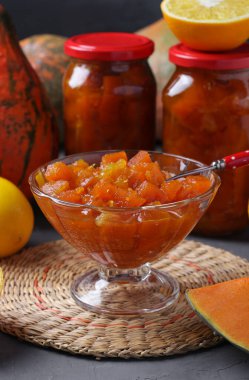 Ev yapımı balkabağı reçeli limon ve portakallı kâse ve kavanozlarda