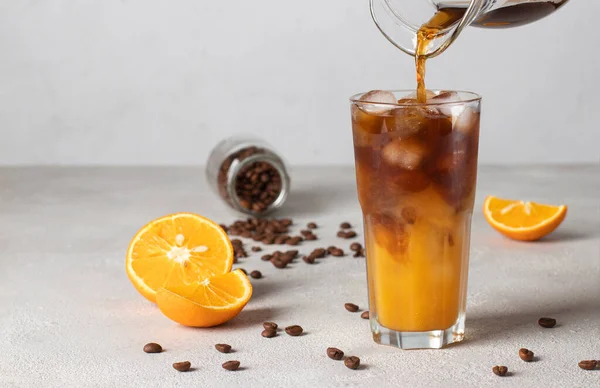 배경에 커피를 오렌지 주스와 붓는다 — 스톡 사진