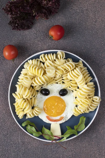 Alimente Distractive Pentru Copii Față Zâmbitoare Din Ouă Prăjite Paste — Fotografie, imagine de stoc