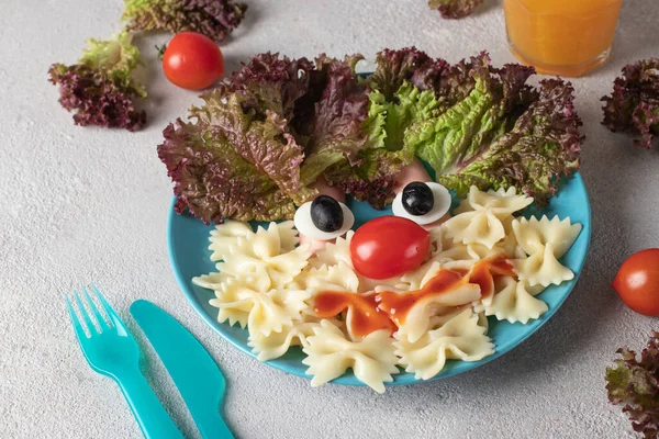 Alimente Distractive Pentru Copii Față Zâmbitoare Din Paste Farfalle Cârnați — Fotografie, imagine de stoc
