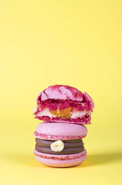 Macarons Cor Rosa Com Avelãs Caramelo Enchimento Laranja Sobre Fundo — Fotografia de Stock