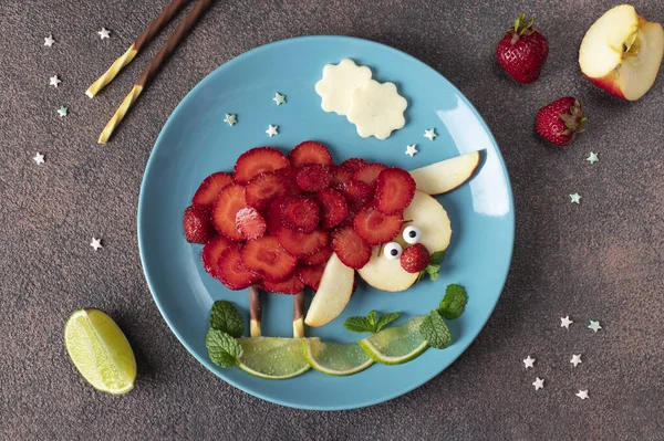 Idee Mâncare Distractivă Pentru Copii Animal Oaie Căpșuni Mere Var — Fotografie, imagine de stoc