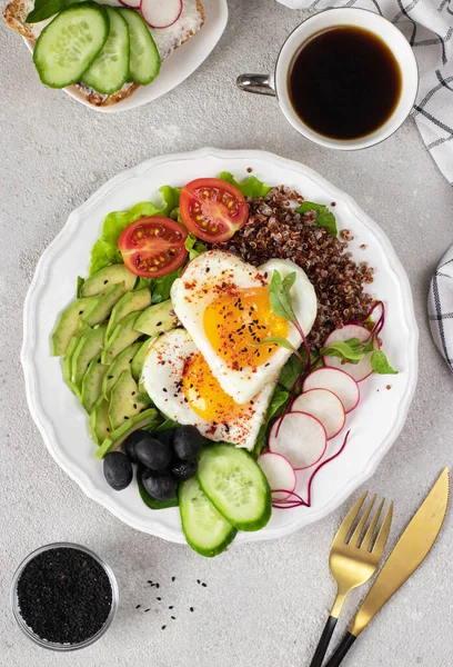 Micul Dejun Romantic Sănătos Ouă Prăjite Formă Inimă Servite Avocado — Fotografie, imagine de stoc