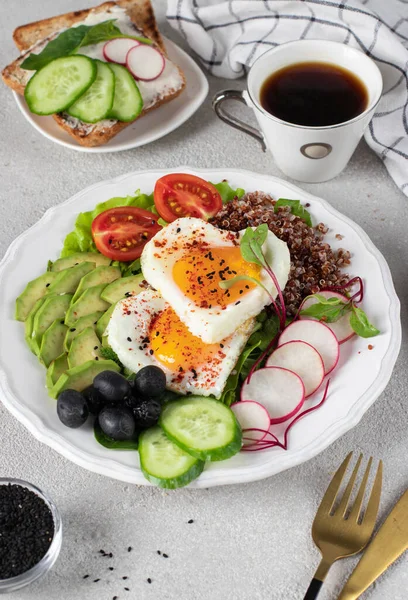 Micul Dejun Romantic Sănătos Ouă Prăjite Formă Inimă Servite Avocado — Fotografie, imagine de stoc