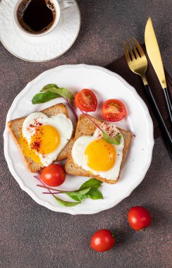 Çeri domatesli kızarmış yumurta ve kahvaltıda bir fincan kahve.