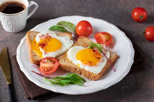 Ouă Prăjite Formă Inimă Pâine Prăjită Roșii Cherry Ceașcă Cafea — Fotografie, imagine de stoc