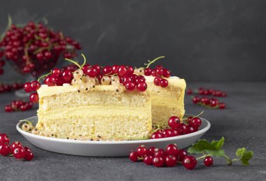 Limonlu Bento keki ve koyu gri arka planda böğürtlenler.