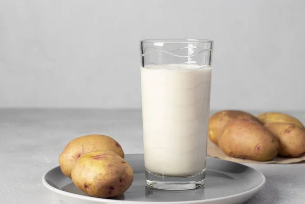 Веганське Картопляне Молоко Високому Склі Картопля Тарілці Сірому Фоні Замінник — стокове фото
