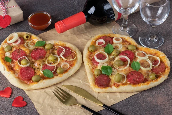 Două Pizza Formă Inimă Cârnați Salam Brânză Pentru Ziua Îndrăgostiților — Fotografie, imagine de stoc