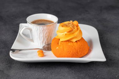 Fransız Shu Pastası - tatlı, kısa kabuklu, mangolu, muhallebi ve beyaz tabakta bir fincan kahve