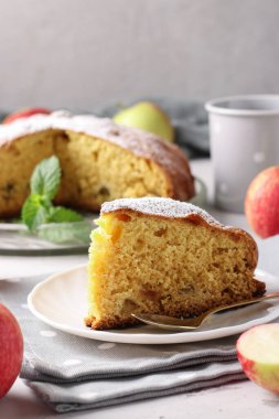 Gri arka planda toz şekerli ev yapımı elmalı turta, dikey görüntü