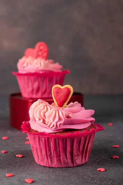 Cupcakes Red Velvet Decorated Pink Cream Cookie Hearts Dark Background — Stock Photo, Image